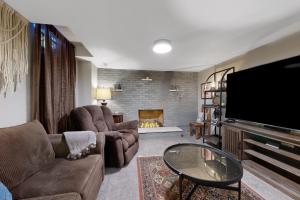 TV a/nebo společenská místnost v ubytování Artsy Bench Abode
