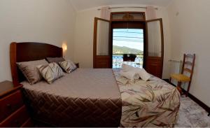 a bedroom with a large bed and a window at Menina do Rio in Rio Caldo