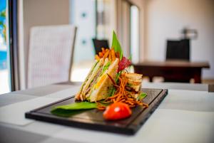 um prato de comida sentado numa mesa em Majula Boutique Hotel em Sere Kunda