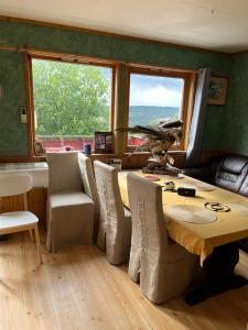 勒羅斯的住宿－House in Røros，一间带桌椅和窗户的用餐室
