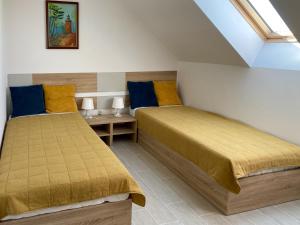 Un pat sau paturi într-o cameră la Apartamenty - Dom Smołdziński Las