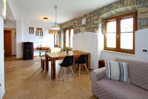 - un salon avec une table en bois et un canapé dans l'établissement Apartment Dezo Istria, à Izola