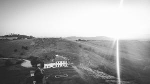 una vista aérea de una casa en una colina en Tenuta il Galletto, en Casale Monferrato