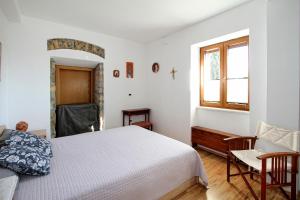 - une chambre avec un lit blanc et une fenêtre dans l'établissement Apartment Dezo Istria, à Izola