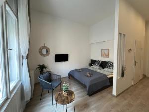 una camera con letto, tavolo e sedia di D58 Delux Apartments in the city center a Budapest