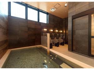 千歳市にあるQUEEN'S HOTEL CHITOSE - Vacation STAY 67740vの建物の真ん中にある水のプール付きの部屋