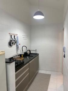 Kitchen o kitchenette sa Confortável Apartamento em Bagé