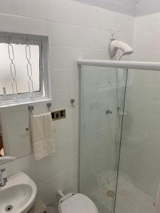 Confortável Apartamento em Bagé في باخي: حمام مع دش ومرحاض ومغسلة