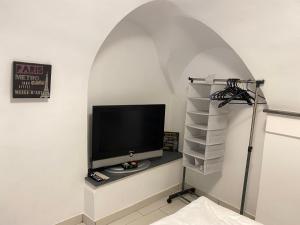 a tv sitting on a shelf in a room at Casa indipendente vista mare con giardino in Magliolo