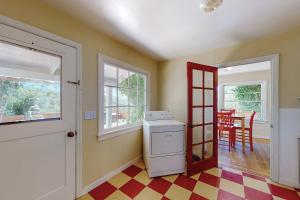 Una cocina con lavadora y secadora en una habitación. en Rooster Cottage, en Healdsburg