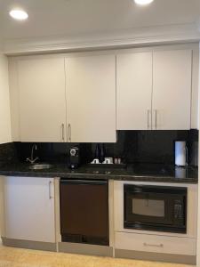 Η κουζίνα ή μικρή κουζίνα στο The Atlantic Hotel & Spa Condo
