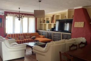 ein Wohnzimmer mit Sofas und einem Flachbild-TV in der Unterkunft casa vacacional in Almonte