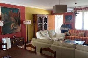 ein Wohnzimmer mit einem Sofa und einem Tisch in der Unterkunft casa vacacional in Almonte