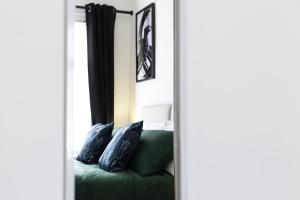 sypialnia z zieloną kanapą z niebieskimi poduszkami w obiekcie Elegant 3 bedroom House w mieście Leigh