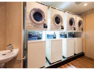 eine Waschküche mit drei Waschgelegenheiten und einem Waschbecken in der Unterkunft QUEEN'S HOTEL CHITOSE - Vacation STAY 67741v in Chitose