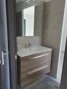 a bathroom with a sink and a mirror at Villa Chene calme et sérénité Boulouris secteur résidentiel in Saint-Raphaël