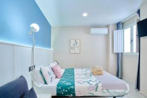ein kleines Zimmer mit einem Bett und einer Lampe in der Unterkunft Casa Vestali in Granada