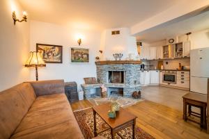 A seating area at Four Riders Guest House