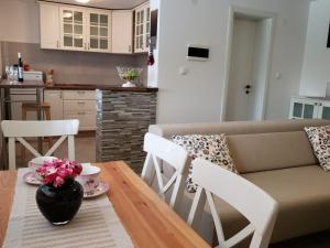 uma sala de estar com um sofá e uma mesa em Villa Kula em Bajagić