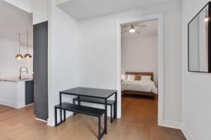 En eller flere senge i et værelse på Midtown Luxury Apartment + 10 billeder