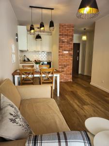 - un salon avec un canapé et une table dans l'établissement Apartament Ceglany, à Legnica