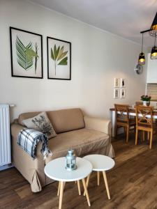 - un salon avec un canapé et une table dans l'établissement Apartament Ceglany, à Legnica