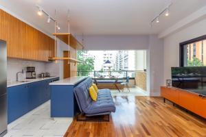 een keuken met blauwe kasten en een blauwe stoel bij 360 VN Capote Valente by Housi in Sao Paulo