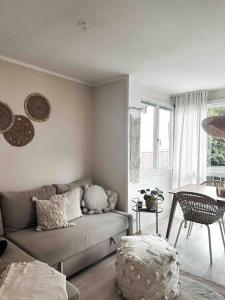 uma sala de estar com um sofá e uma mesa em Zentrale Wohnung + Dachterrasse em Sonthofen