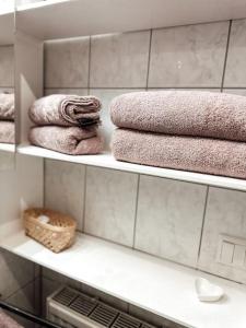 a towel rack with towels on it in a bathroom at Zentrale Wohnung + Dachterrasse in Sonthofen