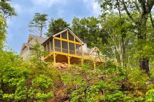 una casa en la cima de una colina con árboles en Rockview, en Waleska