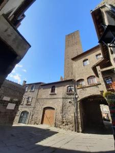 ein großes Steingebäude mit einem Tor und einer Tür in der Unterkunft Alloggio turistico S.Pellegrino 45 in Viterbo