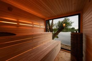 eine Sauna mit einem großen Fenster und Seeblick in der Unterkunft Na wodzie 