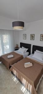 2 letti in camera d'albergo con 2 materassi di Giotouli Apartment a Afantou