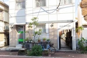 una bicicletta parcheggiata di fronte a un edificio di Grace Heiwajima - Vacation STAY 15088 a Tokyo