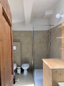 佛羅倫斯的住宿－Appartmento nel mercato centrale di San Lorenzo，带淋浴、卫生间和盥洗盆的浴室