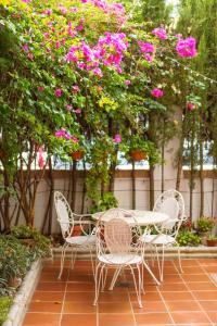 A garden outside Casa la Fontana - Hostatel