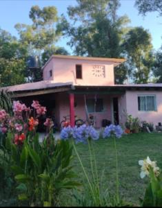a pink house with flowers in front of it at La casa de Sibila in Bragado