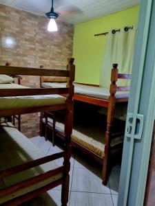 Двухъярусная кровать или двухъярусные кровати в номере Cantinho feliz de Muriqui/ Casa verde com piscina privativa!!!