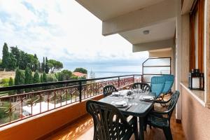 balcón con mesa, sillas y vistas en Vista Mare & 300mt da Spiaggia con FreeParking e AC, en Laigueglia