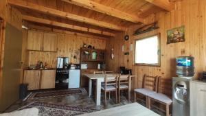 una cocina con mesa y sillas en una cabaña en UNA-CANYON-PARADISE, en Bihać