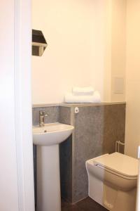 łazienka z umywalką i toaletą w obiekcie The Arches The Wee Yin w mieście Stirling