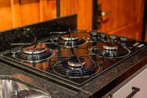 a stove top with a bunch of burners on it at Cabana Grafe in Bento Gonçalves