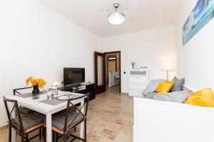 sala de estar con mesa y sofá en Vista Mare & 300mt da Spiaggia con FreeParking e AC, en Laigueglia
