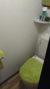 baño con aseo verde y asiento verde en Mixed Dormitory 6beds room- Vacation STAY 14724v, en Morioka