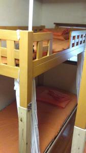 盛岡市にあるMixed Dormitory 6beds room- Vacation STAY 14724vの二段ベッド2組が備わる客室です。