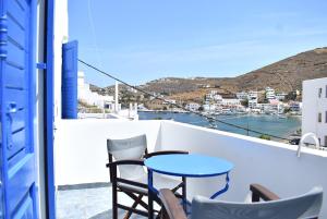 een tafel en stoelen op een balkon met uitzicht bij Martinos Studios in Kithnos