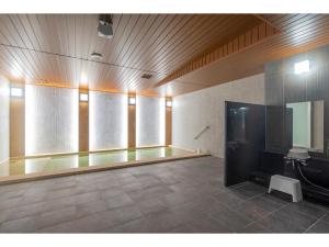 金沢市にあるTorifito Hotel & Pod Kanazawa - Vacation STAY 88230vのテニスコート付きの広々とした空き部屋