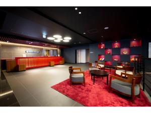 金沢市にあるTorifito Hotel & Pod Kanazawa - Vacation STAY 88230vのロビーにはテーブルと椅子が備わる待合室があります。