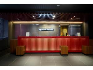 金沢市にあるTorifito Hotel & Pod Kanazawa - Vacation STAY 88230vのレストラン前の赤いカウンター +34枚の写真