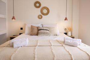 ein Schlafzimmer mit einem großen weißen Bett mit zwei Kissen in der Unterkunft Portogal Apartments in Argostoli